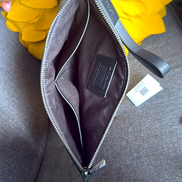 🌺Super Cute..Coach “Carryall Pouch”🌺 - Picture 9 of 10